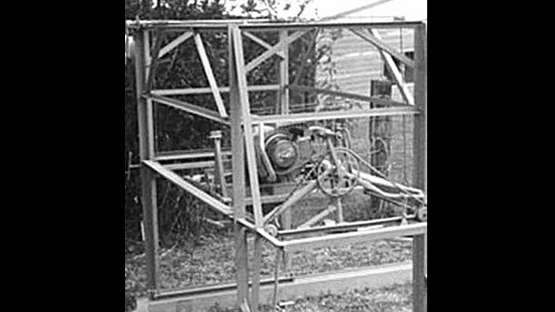 Schwarz-Weiß-Archivfoto von Carl Petersons früher, mit einer Kettensäge betriebenen Sägemühle.
